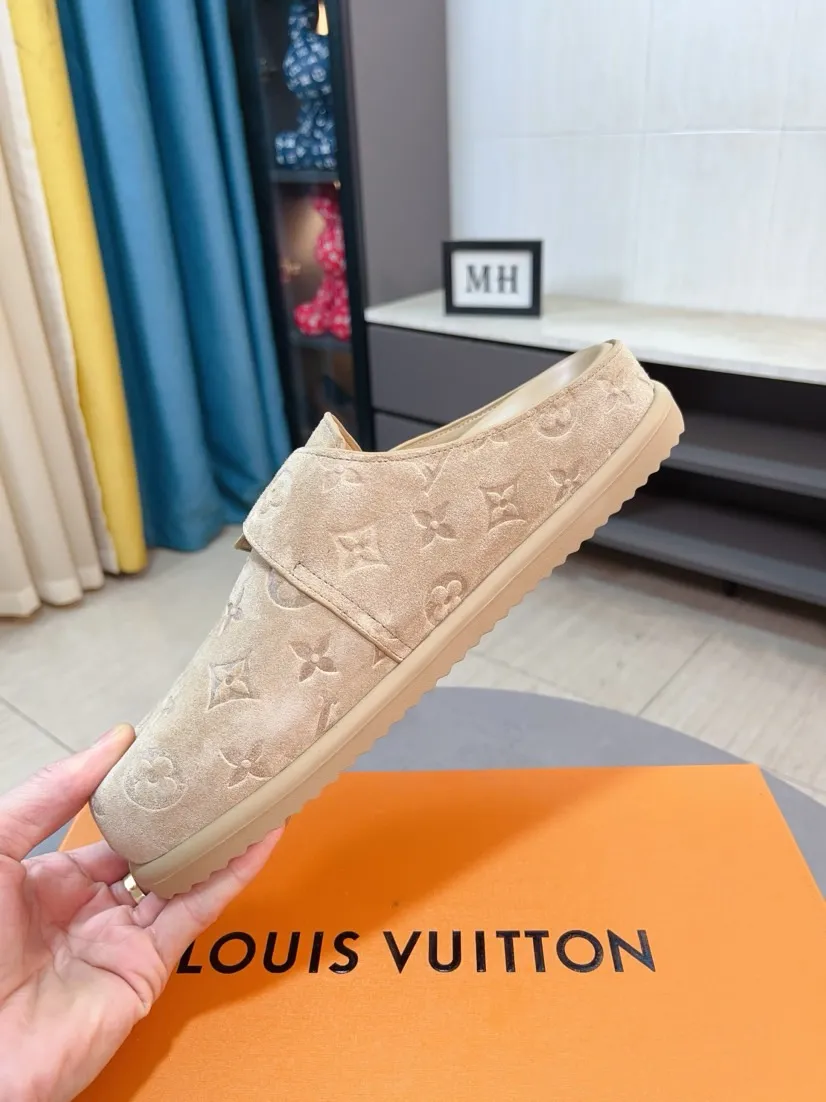 Men's Men's Shoes 💰400🌸🌸🌸🌸LV Easy 2025 new men's casual sandals and slippers, made of suede cow leather, with Monogram pattern to highlight the trendy style. Adjustable straps illuminated with LV letters, while a resilient insole and micro outsole provide lightweight comfort. Made of suede cow leather with embossed Monogram pattern and brand element metal hardware✅Adjustable straps➕Tough insole‼ ️Micro outsole. Comfortable and easy to wear‼ ️ size：38-45